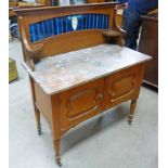 EARLY 20TH CENTURY MAHOGANY MARBLE TOP WASHSTAND ON TURNED SUPPORTS Condition Report: