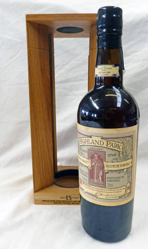 1 BOTTLE OF HIGHLAND PARK 15 YEAR OLD SINGLE MALT WHISKY, EARL MAGNUS BOTTLING IN WOODEN FRAME.