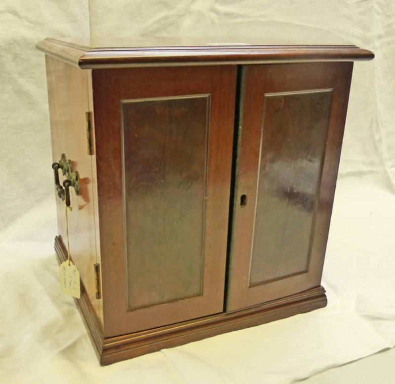 EARLY 20TH CENTURY MAHOGANY COIN CABINET BY SPINK WITH FITTED INTERIOR Condition Report: