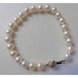 CULTURED PEARL BRACELET WITH 9CT GOLD CLASP Condition Report: Hallmarked to tongue