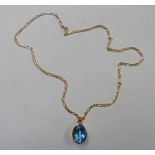 9CT GOLD GEM SET PENDANT ON 9CT GOLD CHAIN Condition Report: In good condition,