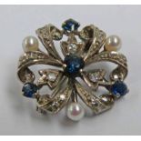 9CT GOLD CIRCULAR SAPPHIRE DIAMOND & PEARL SET BROOCH IN THE ARTS & CRAFTS STYLE