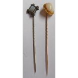 AGATE SET TIE PIN IN FITTED CASE & YELLOW METAL TIN PIN