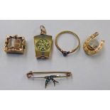 9CT GOLD MASONIC FOB SWALLOW BROOCH MARKED 9CT 9CT GOLD GEM SET RING 9CT GOLD PENDANT 9CT GOLD TEN