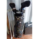 TITLEIST GOLF BAG WITH SMALL SELECTION OF GOLF CLUBS