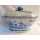 19TH CENTURY CHINESE BLUE & WHITE TUREEN Condition Report: Lid is badly cracked,