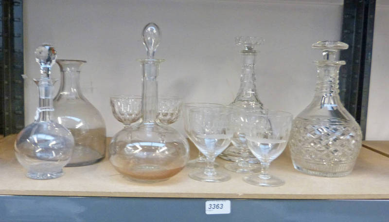 VARIOUS ITEMS OF 20TH CENTURY GLASSWARE TO INCLUDE DECANTERS ETC.