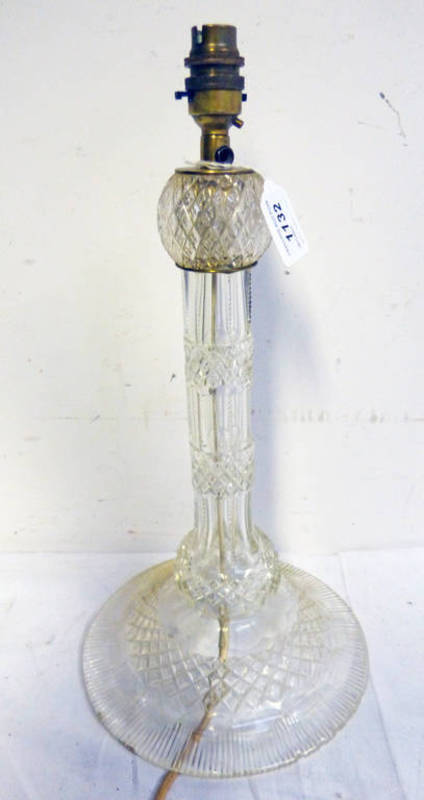TABLE LAMP WITH CUT GLASS COLUMN Condition Report: chips to base.