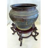 19TH CENTURY BRONZE ORIENTAL JARDINIERE ON HARDWOOD STAND - JARDINIERE 28 CM DIAMETER