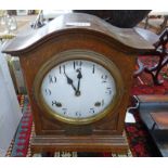 EARLY 20TH CENTURY OAK MANTLE CLOCK WITH SHAPED TOP - 29CM TALL