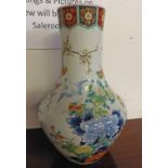 CHINESE FLORAL DECORATED VASE WITH 3 CHARACTER MARK TO BASE,