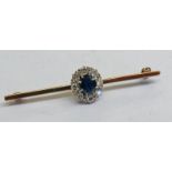 BAR BROOCH WITH SAPPHIRE AND 8 DIAMOND CLUSTER IN THE CENTRE