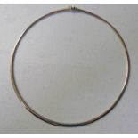 18CT GOLD PLAIN COLLAR NECKLACE OF FLEXIBLE LINKS 26.5 GMS,.LENGTH 42.