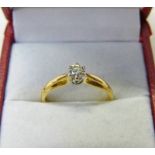 18CT GOLD & DIAMOND SOLITAIRE RING, THE DIAMOND APPROX 0.