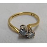 18CT GOLD 2 STONE DIAMOND SET RING.