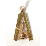 A 9ct gold Masonic pendant/fob symbol with a central gavel 3.78g