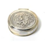 A silver hinged box with gilt interior, the cover decorated with a battle scene7.9ozt