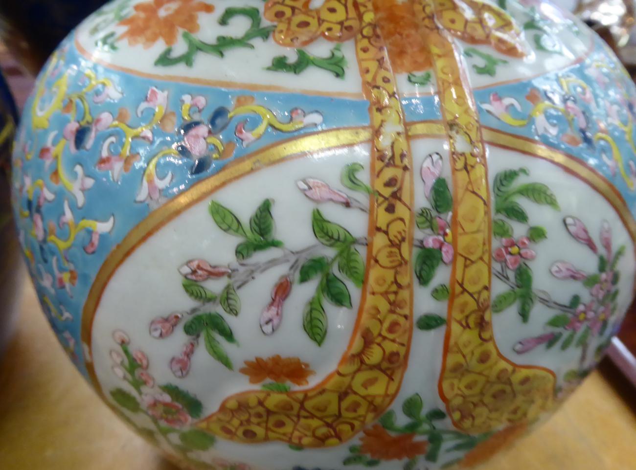 A Chinese double gourd vase with floral decoration Minor firing faults around base rim. Otherwise - Image 4 of 5