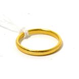 A 22ct gold band ring, finger size M2.94 g