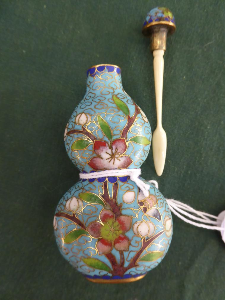 A Chinese Cloisonné Enamel Snuff Bottle and Stopper, Qing Dynasty, of double gourd shape decorated - Image 4 of 7