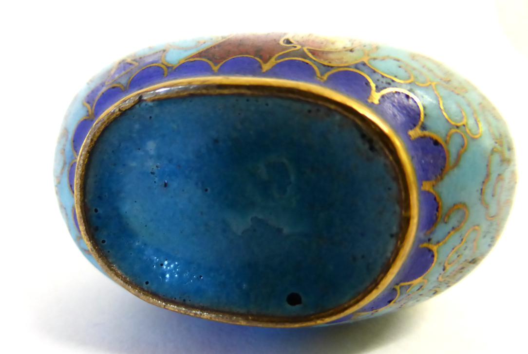 A Chinese Cloisonné Enamel Snuff Bottle and Stopper, Qing Dynasty, of double gourd shape decorated - Image 2 of 7