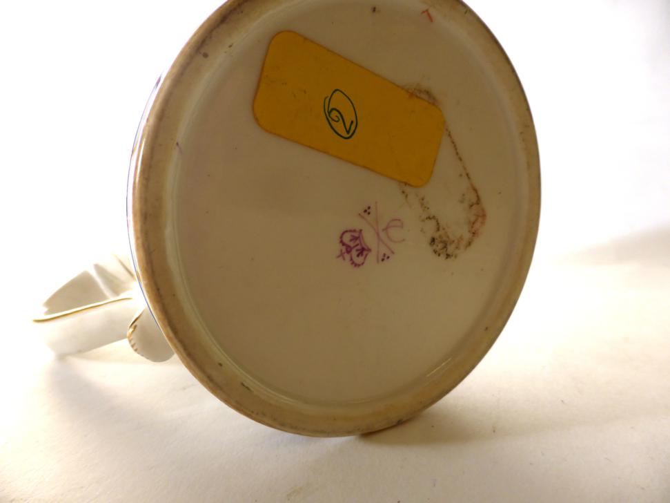 A Derby Porcelain Cylindrical Mug, circa 1780, painted in the manner of Edward Withers with flower - Bild 4 aus 5