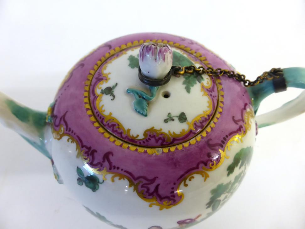 An Academic Period Meissen Porcelain Teapot and Cover, circa 1765, of ovoid form, painted in green - Bild 4 aus 4