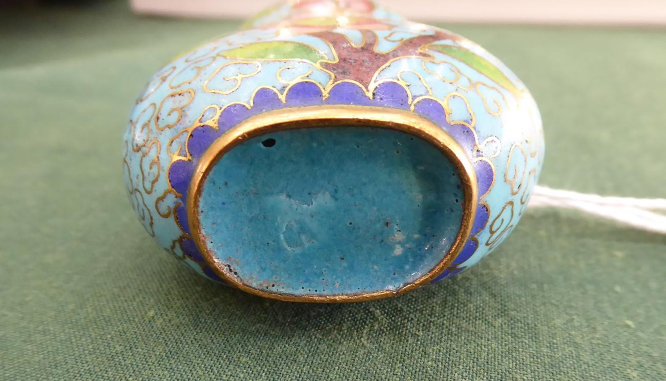 A Chinese Cloisonné Enamel Snuff Bottle and Stopper, Qing Dynasty, of double gourd shape decorated - Image 6 of 7