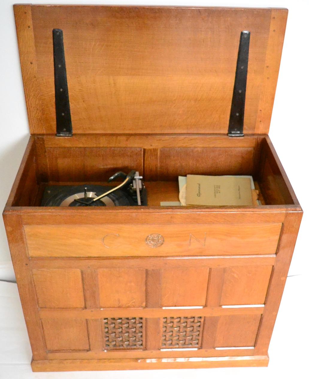 A Robert ''Mouseman'' Thompson Bespoke Panelled Oak Record Deck/Radio Cabinet, with lift up top - Bild 2 aus 2