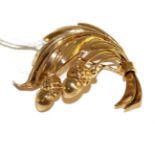 An 18 carat gold acorn spray brooch, measures 3.5cm by 3.5cm The brooch is in good condition. It