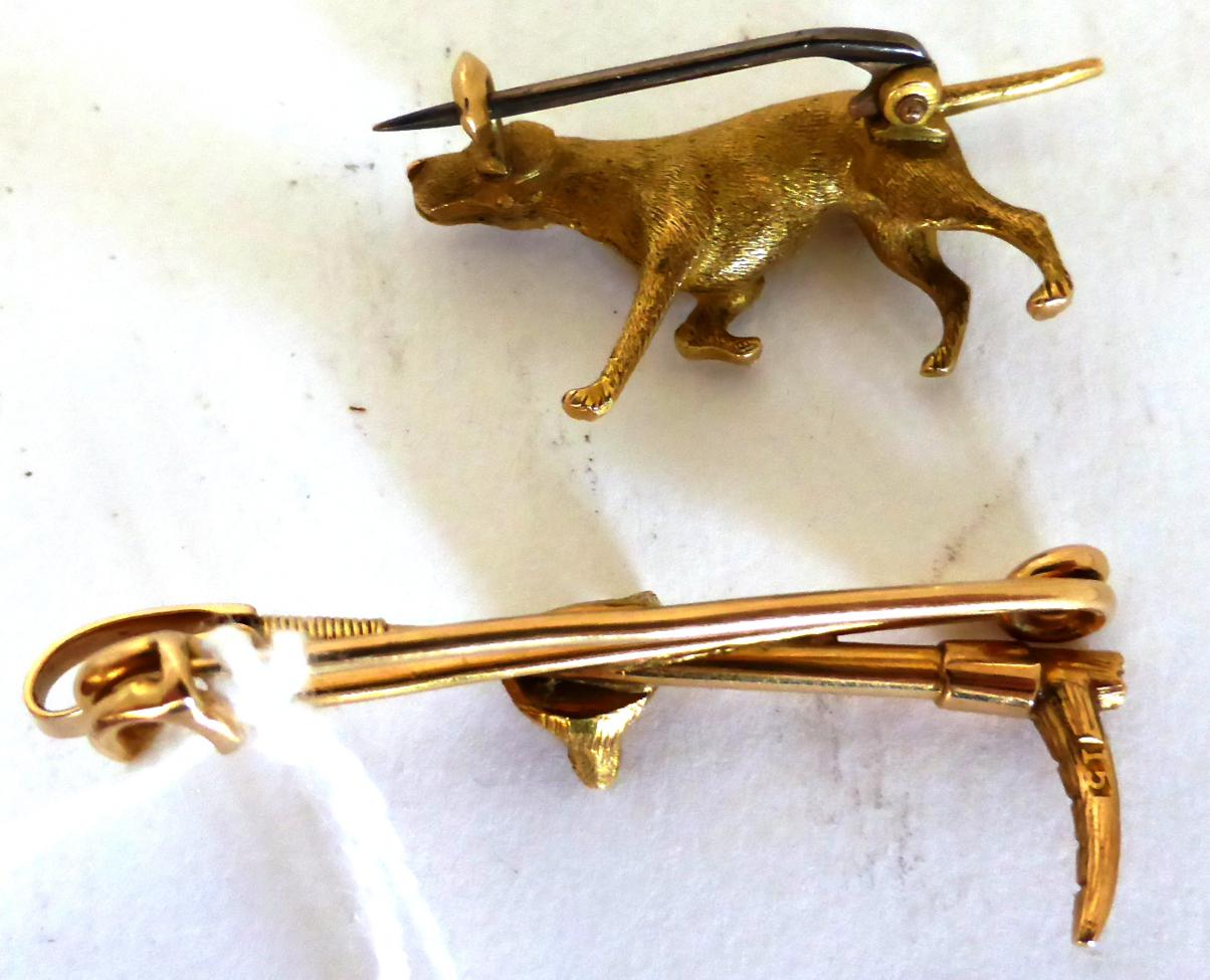 A Pointer dog brooch, realistically modelled in a 'pointing' pose, measures 1.5cm by 3cm and a fox - Image 3 of 3