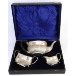 A silver three piece tea service, Birmingham 1910, in fitted case 26.5ozt