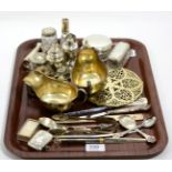 A group of silver including, a snuff box, Birmingham 1987, a pierced teapot stand, a pair of sauce