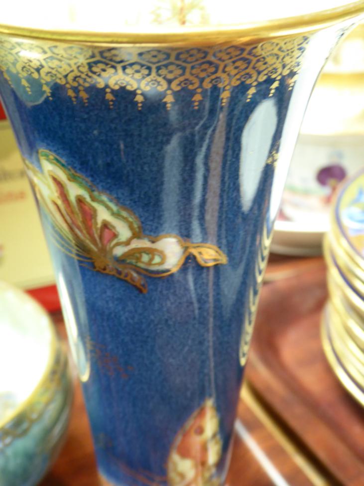 A Wedgwood lustre pedestal vase, fish decoration; together with two others and another dish (4) - Bild 7 aus 7