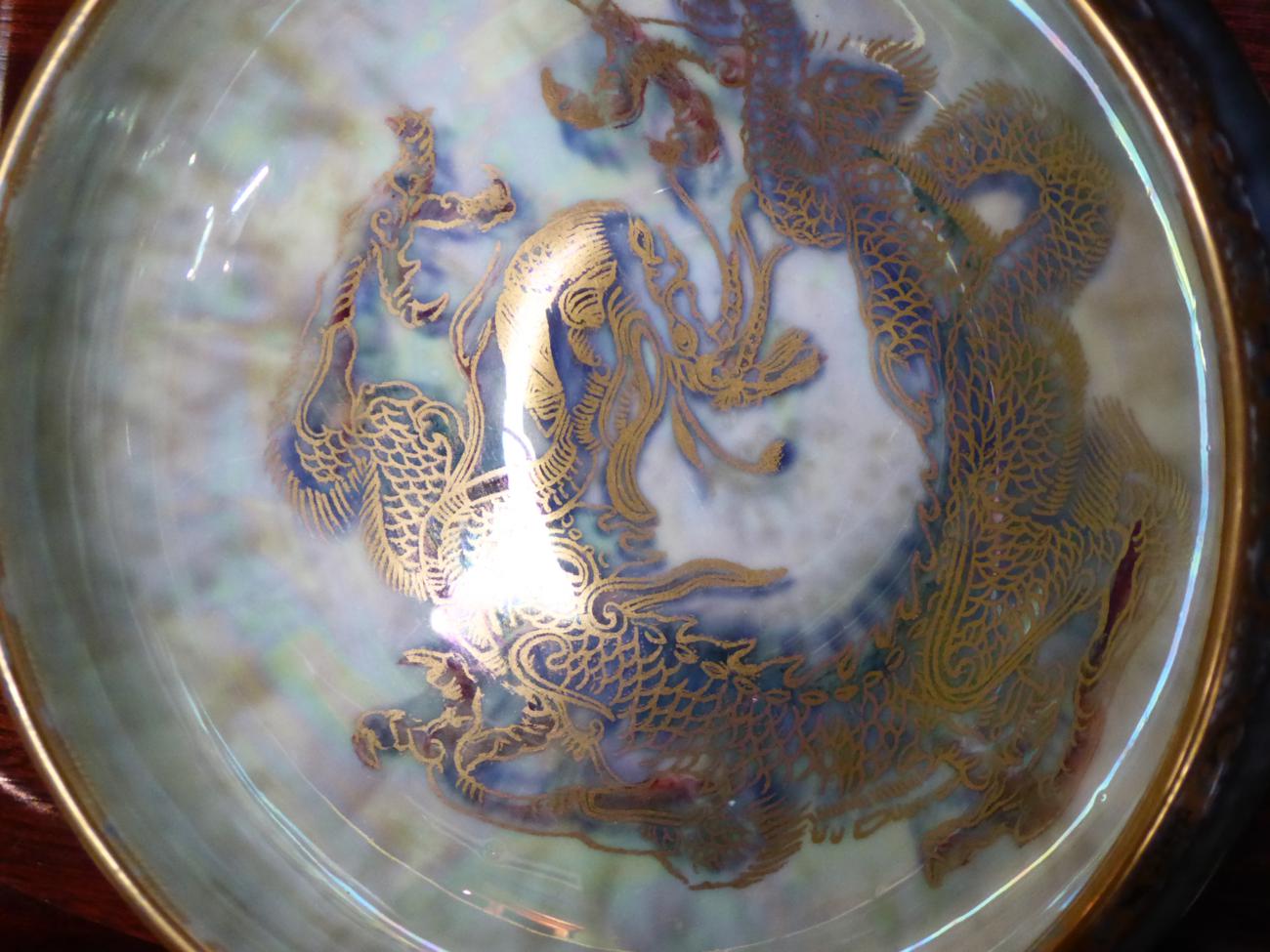 A Wedgwood lustre pedestal vase, fish decoration; together with two others and another dish (4) - Bild 5 aus 7