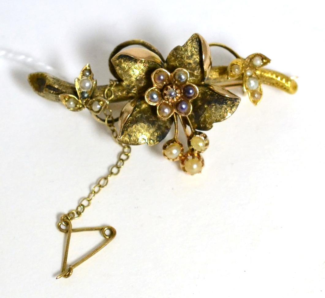 A seed pearl textured floral brooch, stamped '585'7.4g gross