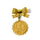 A 1900 gold sovereign in rolled gold mount hung on bow brooch12.74g gross