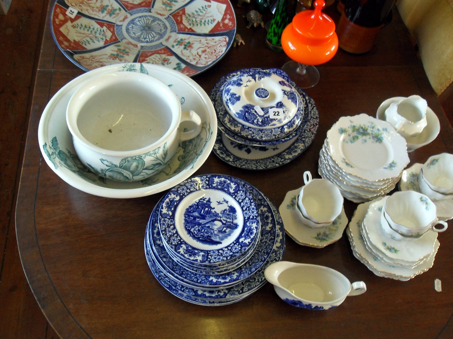 Assorted willow pattern plates & tureen, a china tea service and a chamberpot with washbowl