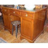 Victorian mahogany kneehole desk with leather top
