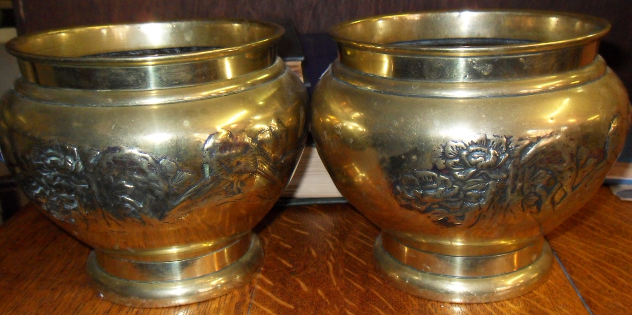 Two Oriental bronze censers, a pair of Oriental brass jardinieres, a Chinese bronze censer in the - Image 17 of 21