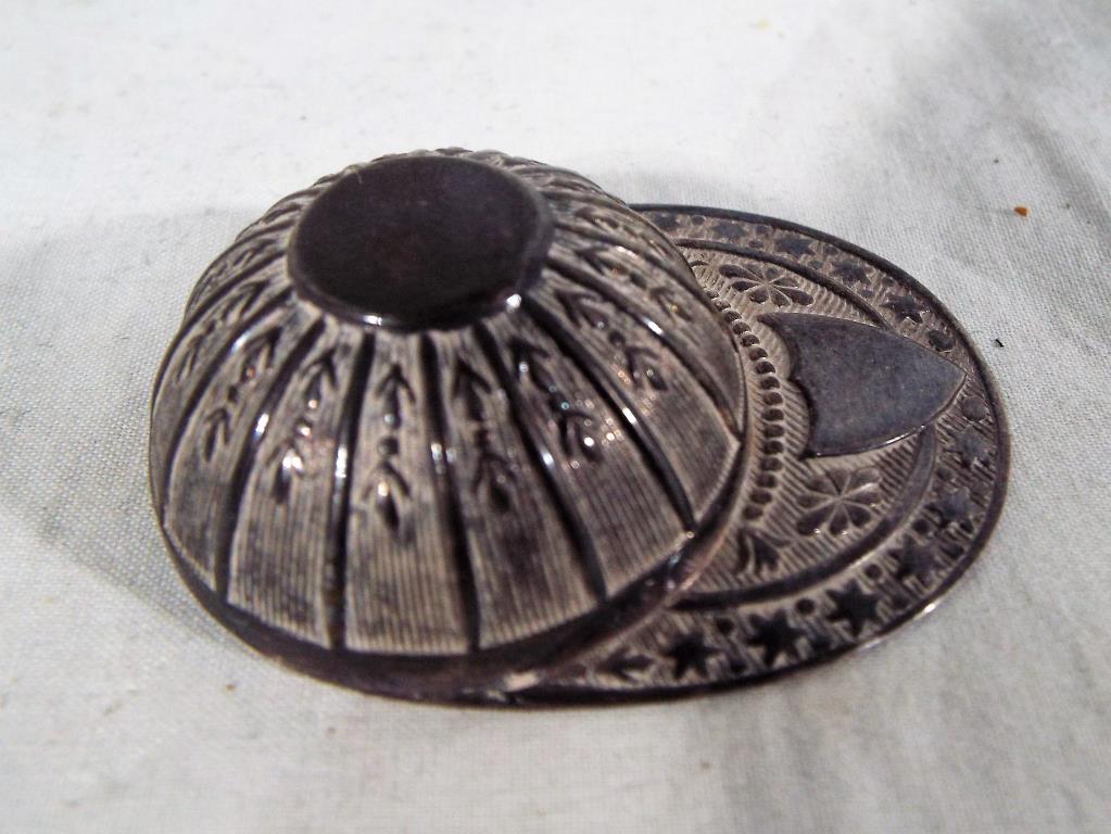 A white metal miniature cap, - Image 2 of 3