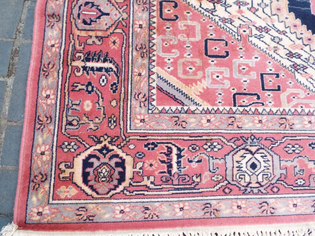 A Royal Keshan woollen rug size 200 cm x 300 cm - Image 2 of 2