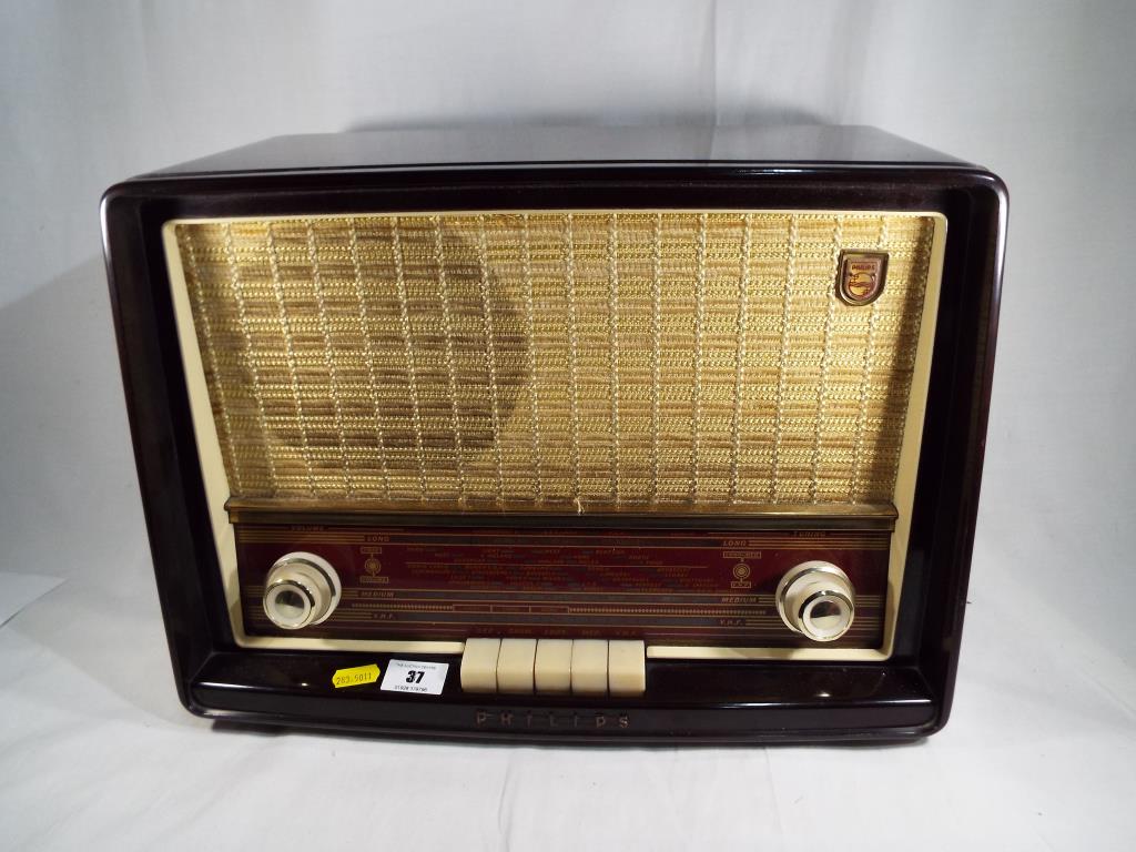 A good quality vintage bakelite Philips radio No. BA20656 type No. B363G63A, 30 cm x 40 cm x 18.