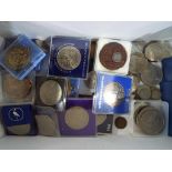 A quantity of United States and UK commemorative coins,