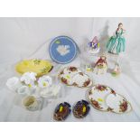 A good lot of seventeen ceramic pieces to include two pieces of Royal Albert Old Country Roses,