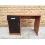 A good quality modern desk, 72 cm x 100 cm x 44 cm.