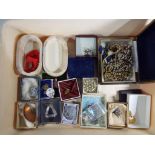 A small quantity of lady's costume jewellery