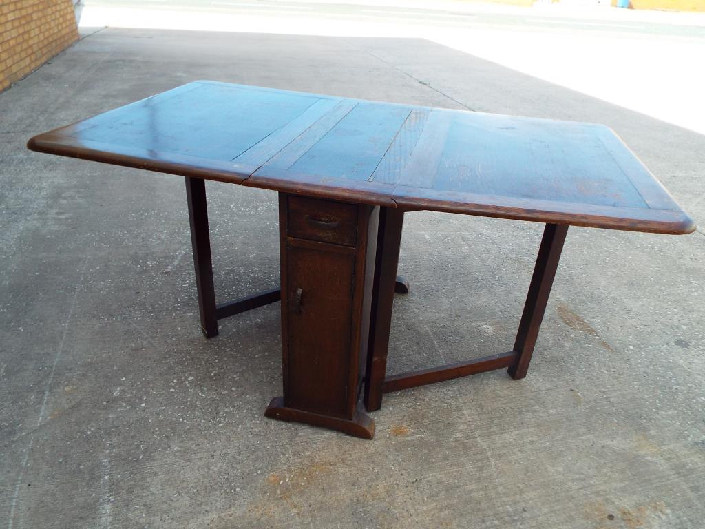 An oak drop-leaf table 77 cm (h) x 153 cm x 90 cm