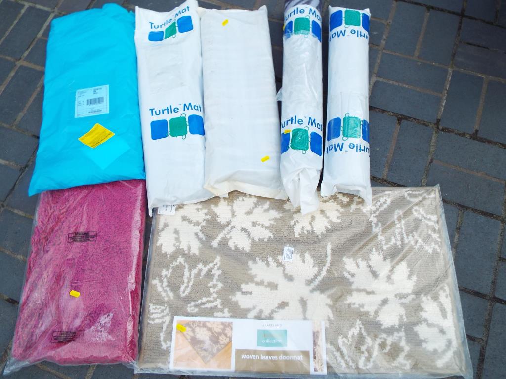 Unused retail stock - a quantity of 7 mats/rugs to include bath and shower room mats and doormats