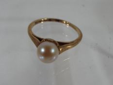 A lady's hallmarked 9ct yellow gold ring set with large pearl, size K, approx weight 1.